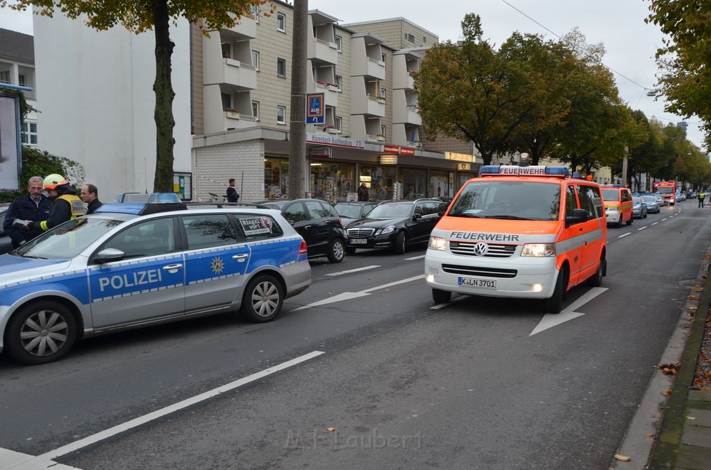 Attentat auf Fr Reker Koeln Braunsfeld Aachenerstr Wochenmarkt P04.JPG - Miklos Laubert